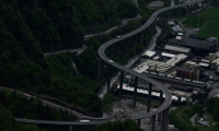 Une route surélevée dans la vallée de l'Arve à Passy, le 24 avril 2025 en Haute-Savoie ( AFP / JEAN-PHILIPPE KSIAZEK )