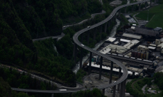 Photographie d'une route surélevée de la vallée d'Arve à Passy le 24 avril 2025. Deux jeunes d'une vingtaine d'années, circulant en voiture, ont été tués près de cette commune lors d'un éboulement sur la RN205 le 20 août 2025 ( AFP / JEAN-PHILIPPE KSIAZEK )