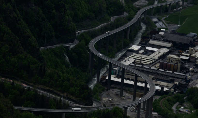 Une route surélevée dans la vallée de l'Arve à Passy, le 24 avril 2025 en Haute-Savoie  ( AFP / JEAN-PHILIPPE KSIAZEK )