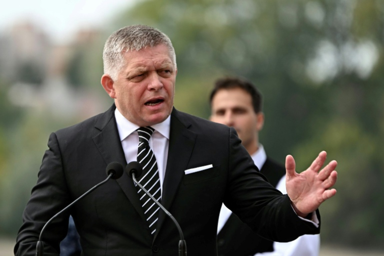 Le Premier ministre slovaque Robert Fico prononce un discours lors d'une cérémonie à Esztergom, en Hongrie, le 28 septembre 2025 ( AFP / Attila KISBENEDEK )