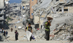 Des enfants portent du bois parmi les décombres dans le camp palestinien de Al-Shatee, dans l'est de la bande de Gaza, le 8 novembre 2025 ( AFP / Bashar Taleb )