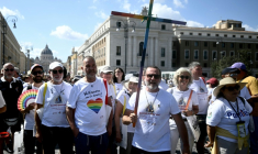 Derrière une croix aux couleurs de l'arc-en-ciel, des pèlerins catholiques LGBT+ ont remonté samedi après-midi la principale artère menant au Vatican pour franchir la "Porte sainte" de l'imposante basilique Saint-Pierre ( AFP / Filippo MONTEFORTE )