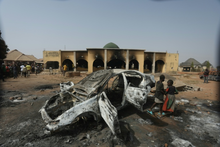 Une voiture incendiée après des violences intercommunautaires dans l'Etat du Plateau, au Nigeria, le 2 février 2024 ( AFP / Kola SULAIMON )