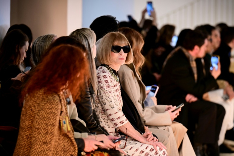 Anna Wontour (c), rédactrice en chef de Vogue USA, assiste au défilé de la collection Prêt-à-porter Automne-Hiver 2025/2026 de Tod's lors de la Fashion Week de Milan, le 28 février 2025 ( AFP / Piero CRUCIATTI )