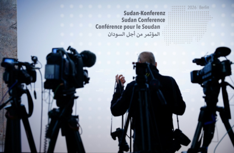 Des caméras de télévision installées devant le logo de la troisième conférence internationale sur le Soudan, à l'entrée du ministère des Affaires étrangères à Berlin, le 15 avril 2026 ( AFP / Odd ANDERSEN )