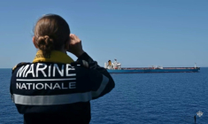 Image extraite d'une vidéo filmée par les forces de la Marine nationale française le 23 juin 2026 et diffusée le 25 juin 2026 montrant un officier de la Marine nationale française observant aux jumelles le pétrolier Deliver avant son interception en Méditerranée ( Etat-Major des Armees / Handout )