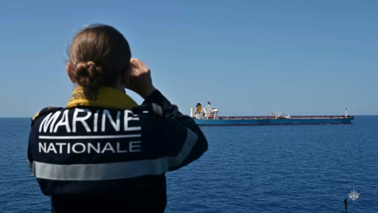 Image extraite d'une vidéo filmée par les forces de la Marine nationale française le 23 juin 2026 et diffusée le 25 juin 2026 montrant un officier de la Marine nationale française observant aux jumelles le pétrolier Deliver avant son interception en Méditerranée ( Etat-Major des Armees / Handout )