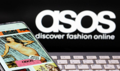 Un smartphone avec une application ASOS et un clavier sont visibles devant un logo ASOS affiché dans cette image d'illustration