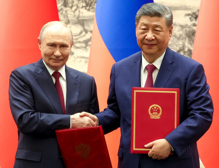 Vladimir Poutine et Xi Jinping, à Pékin, le 20 mai 2026 ( POOL / ALEXANDER KAZAKOV )