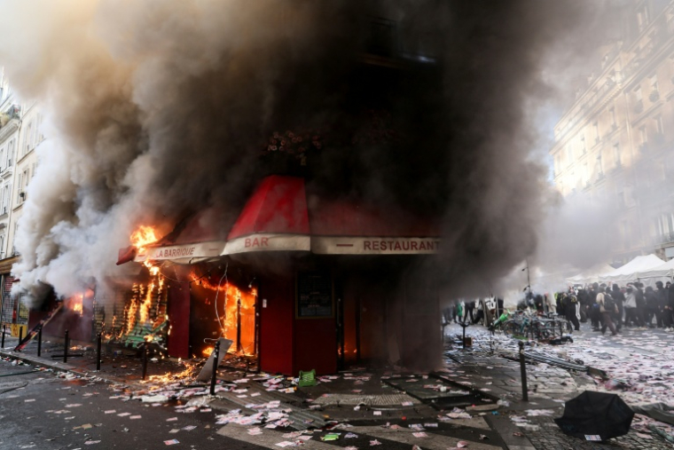 Le restaurant "La Barrique" incendié lors d'une manifestation contre la vie chère, le 17 octobre 2026 à Paris ( AFP / Kiran RIDLEY )