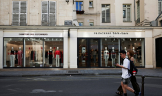 Deux boutiques Comptoir des cotonniers et Princesse tam tam à Paris le 2 juillet 2025 ( AFP / Sebastien DUPUY )