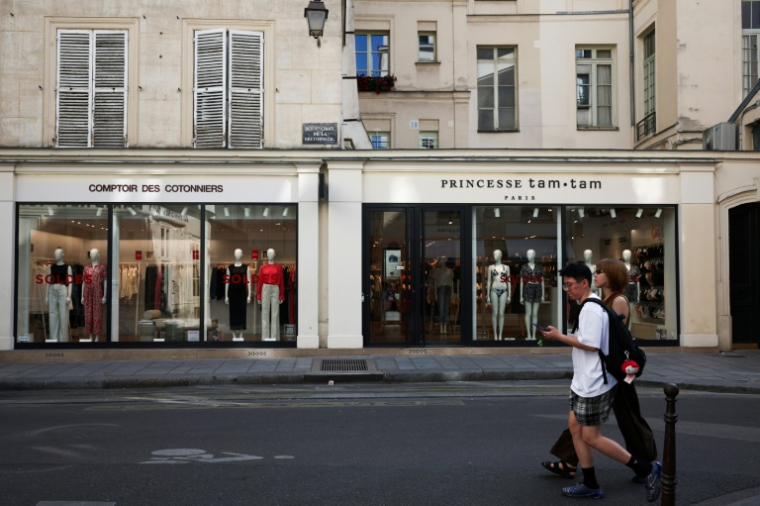 Deux boutiques Comptoir des cotonniers et Princesse tam tam à Paris le 2 juillet 2025 ( AFP / Sebastien DUPUY )