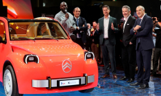 L'acteur Omar Sy, à gauche, assiste à la présentation de la nouvelle 2CV, le 12 octobre 2026 au Mondial de l'automobile à Paris ( AFP / Ludovic MARIN )