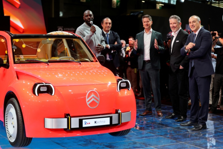 L'acteur Omar Sy, à gauche, assiste à la présentation de la nouvelle 2CV, le 12 octobre 2026 au Mondial de l'automobile à Paris ( AFP / Ludovic MARIN )