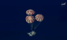 La capsule Orion ralentie par ses trois parachutes principaux au moment de son amerrissage dans le Pacifique, le 10 avril 2026 ( NASA / - )