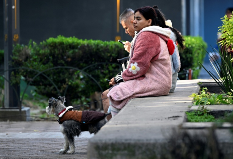 Des habitants attendent dehors après avoir évacué leur domicile en raison d'un séisme, à Mexico, au Mexique, le 2 janvier 2026 ( AFP / Alfredo ESTRELLA )