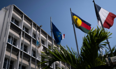Un drapeau kanak (2e d), le drapeau français (d) et le drapeau européen (2eg) devant l'hôtel de ville de Nouméa, en Nouvelle-Calédonie, le 23 septembre 2024 ( AFP / SEBASTIEN BOZON )