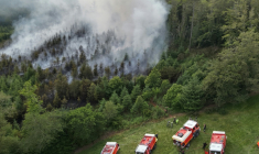 Photo aérienne, prise le 7 juin 2023 et publiée par  le SDIS 29, d'une intervention de pompiers sur un feu de forêt près de Saint-Goazec (Finistère) ( SDIS 29 / Handout )
