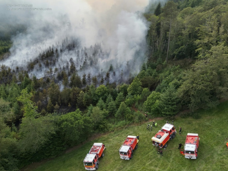 Photo aérienne, prise le 7 juin 2023 et publiée par  le SDIS 29, d'une intervention de pompiers sur un feu de forêt près de Saint-Goazec (Finistère) ( SDIS 29 / Handout )