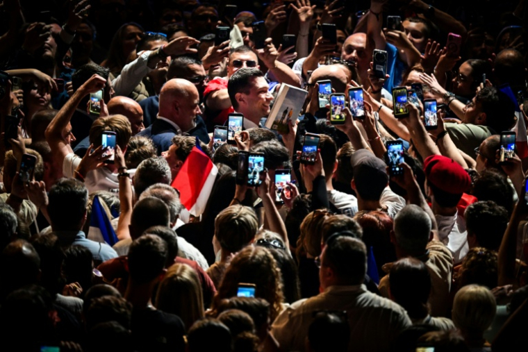 Le président du Rassemblement National (RN), Jordan Bardella (c), arrive pour un meeting à Mâcon, le 1er mai 2026 en Saône-et-Loire ( AFP / OLIVIER CHASSIGNOLE )