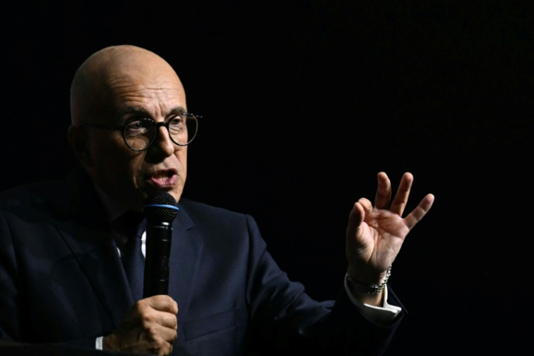 Le président du groupe parlementaire UDR Eric Ciotti s'exprime sur scène au Casino de Paris, à Paris, le 24 juin 2025 ( AFP / Julie SEBADELHA )