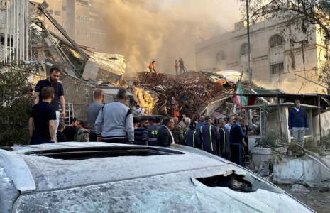 De la fumée s'élève après ce que les médias iraniens ont qualifié de frappe israélienne sur un bâtiment proche de l'ambassade d'Iran à Damas