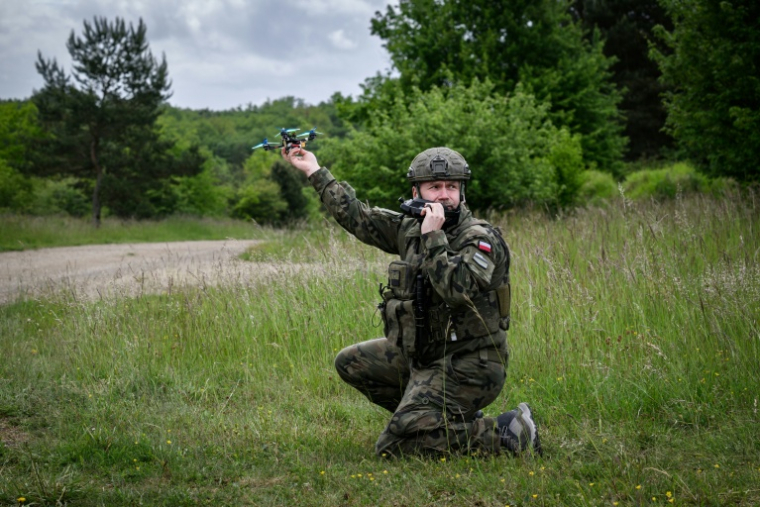 Un soldat polonais se prépare à lancer un drone FPV lors du premier "challenge international" de drones militaires à Semoutiers-Montsaon, le 20 mai 2026 en Haute-Marne ( AFP / ARNAUD FINISTRE )