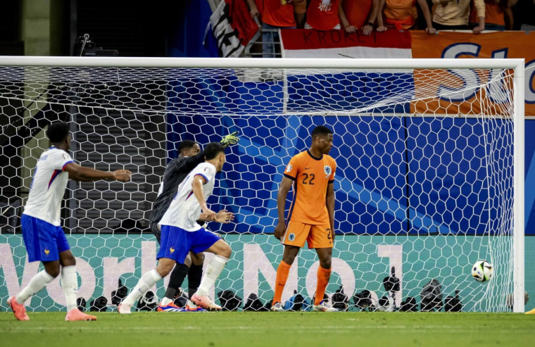 Denzel Dumfries pas d'accord avec l'arbitre