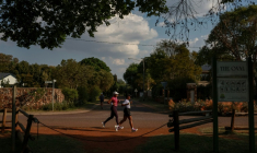 Nancy Masha (D) et Babalwa Melitafa (G) font leur jogging dans un lotissement sécurisé à Irene, près de Pretoria, en Afrique du Sud, le 21 septembre 2026 ( AFP / PHILL MAGAKOE )