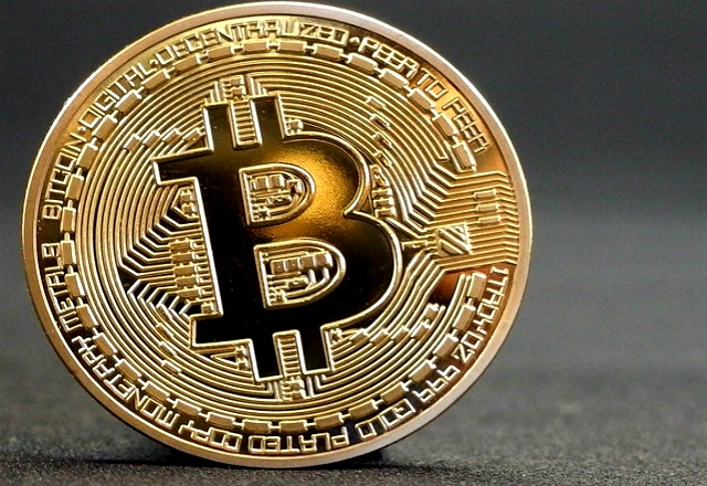 Avec une multiplication de son cours par 20 en un an, la désormais célèbre crypto-monnaie attire les foules tout autant qu’elle attise les foudres (Crédit: Flickr)