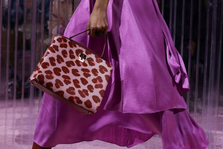 TAPESTRY RATE LE CONSENSUS AVEC KATE SPADE