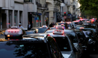 Rassemblement de taxis dans les rues de Paris,  pour protester contre les nouvelles conditions tarifaires du transport sanitaire et la concurrence des VTC, le 19 mai 2025 ( AFP / GEOFFROY VAN DER HASSELT )