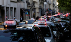 Rassemblement de taxis dans les rues de Paris,  pour protester contre les nouvelles conditions tarifaires du transport sanitaire et la concurrence des VTC, le 19 mai 2025 ( AFP / GEOFFROY VAN DER HASSELT )