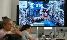 Sophie Adenot sur un écran lors d'un échange avec des journalistes au siège de l'ESA à Paris le 2 septembre 2026 ( AFP / LOU BENOIST )