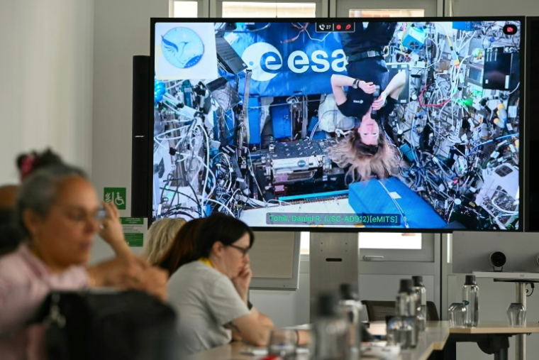 Sophie Adenot sur un écran lors d'un échange avec des journalistes au siège de l'ESA à Paris le 2 septembre 2026 ( AFP / LOU BENOIST )