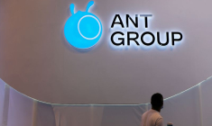 Un homme passe devant un logo du Ant Group