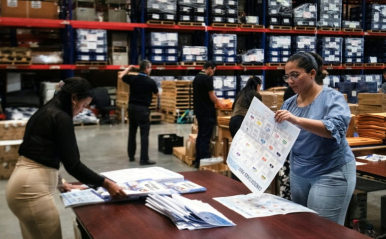 Des employés du Tribunal suprême électoral préparent le matériel électoral qui sera distribué dans tout le pays pour les élections du 1er février, à San José, Costa Rica, le 9 janvier 2026 ( AFP / Ezequiel BECERRA )