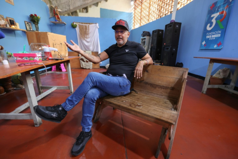 Alfredo Canchica, un membre des colectivos, groupes paramilitaires vénézuéliens qui contrôlent les rues, le 7 janvier 2026 à Caracas ( AFP / Pedro MATTEY )