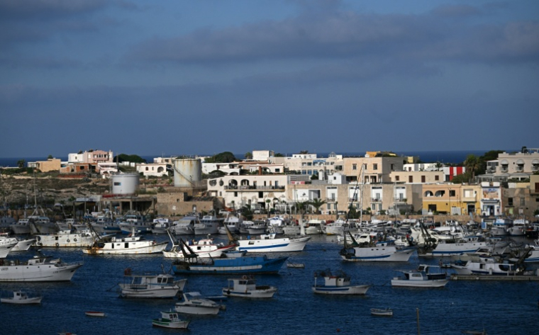 Des bateaux dans le port de Lampedusa, le 6 juillet 2026 en Italie ( AFP / Tiziana FABI )