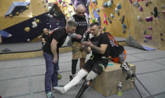 En Ukraine, des vétérans amputés trouvent appui dans l'escalade