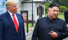 Le dirigeant nord-coréen Kim Jong Un (d) aux côtés du président américain Donald Trump, dans la zone de sécurité commune de Panmunjom, située dans la zone démilitarisée entre les deux Corées, le 30 juin 2019 ( AFP / Brendan Smialowski )