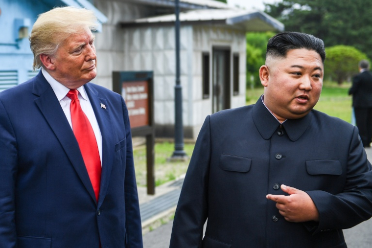 Le dirigeant nord-coréen Kim Jong Un (d) aux côtés du président américain Donald Trump, dans la zone de sécurité commune de Panmunjom, située dans la zone démilitarisée entre les deux Corées, le 30 juin 2019 ( AFP / Brendan Smialowski )