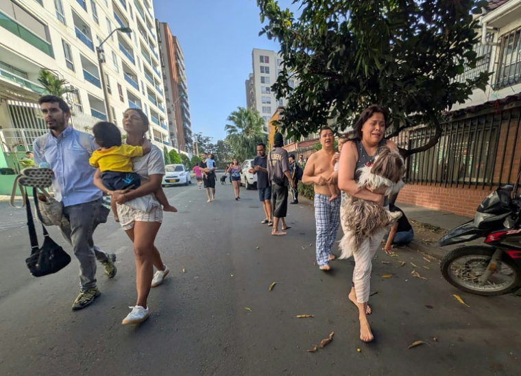 Des personnes marchent dans la rue après avoir évacué leurs maisons en raison d'un tremblement de terre à Cali, en Colombie, le 10 août 2026 ( AFP / Joaquín SARMIENTO )