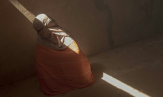 Une réfugiée malienne, dont le mari a été exécuté au Mali, pose anonymement dans le camp de réfugiés de M'berra à Bassikounou, le 4 novembre 2025. ( AFP / MICHELE CATTANI )