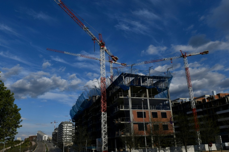 Des grues devant un chantier à Madrid, en Espagne, le 29 mars 2020 ( AFP / PIERRE-PHILIPPE MARCOU )