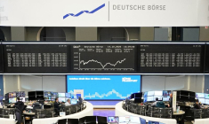 Le graphique de l'indice boursier allemand DAX est photographié à la bourse de Francfort