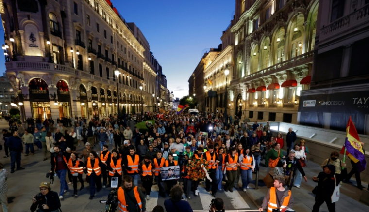 Des manifestants rassemblés pour rendre hommage à la retraitée Maricarmen Abascal, expulsée de son logement et décédée la veille, le 8 septembre 2026 à Madrid ( AFP / Oscar DEL POZO )