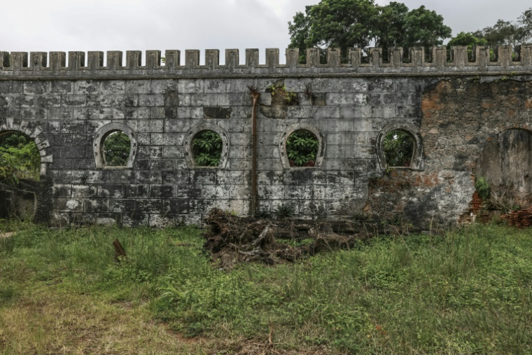 Les Sanzalas - ancien logements - de la roça de Sundy, à Sao Tomé-et-Principe, le 1er août 2026 ( AFP / Daniel BELOUMOU OLOMO )