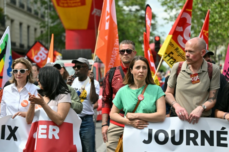La secrétaire générale de la CFDT, Marylise Léon (g), et la secrétaire générale de la CGT, Sophie Binet (2e d), lors du défilé marquant la Journée internationale des travailleurs, le 1er mai 2026 à Paris ( AFP / Julie SEBADELHA )
