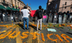 Des manifestants réclament justice pour le maire assassiné d'Uruapan, Carlos Manzo, le 3 novembre 2025 à Morelia, dans l'État mexicain de Michoacan ( AFP / Jordi Lebrija )